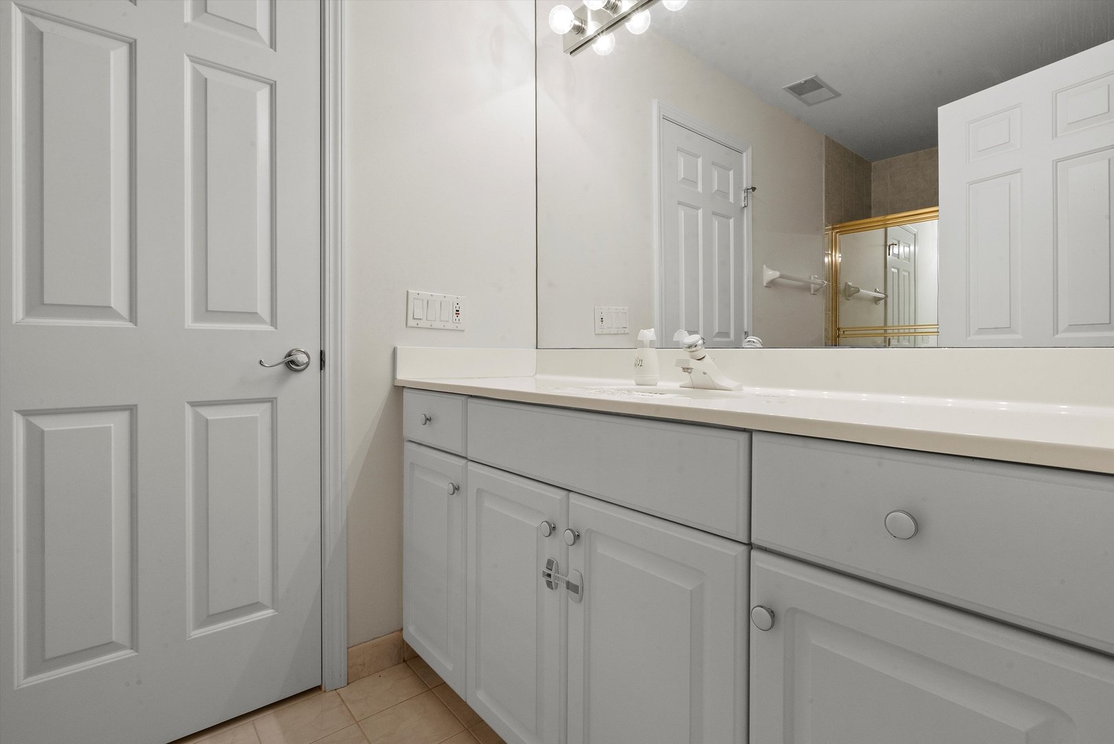 341 Rivershire Court Lincolnshire, IL 60069 - Photo 27 of 32 a bathroom with a sink and a mirror