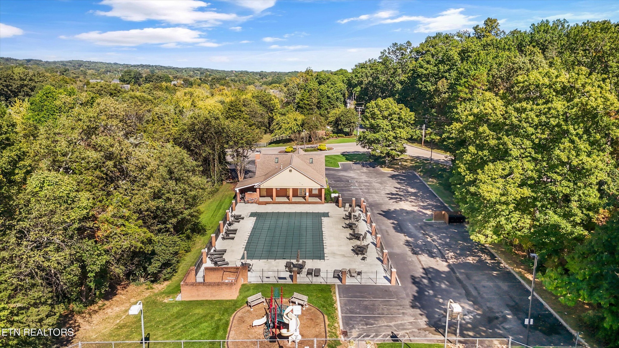 12820 High Oak Road Knoxville, TN 37934 - Photo 58 of 60 a picture of a yard with a tree