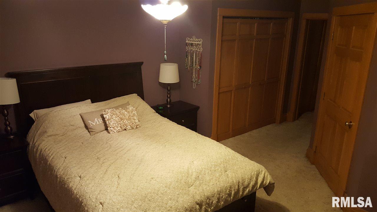 1004 Pershing Boulevard Clinton, IA 52732 - Photo 13 of 18 Gallery Image 13