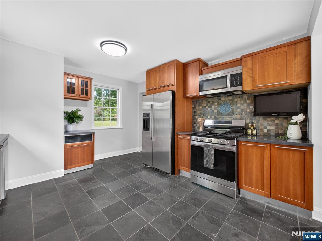 538 Coolidge Place Paramus, NJ 07652 - Photo 11 of 42