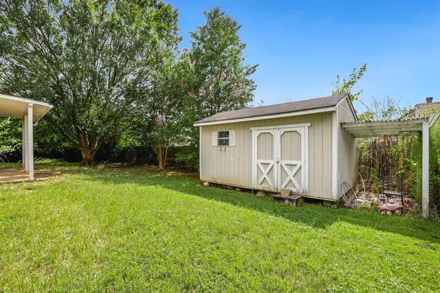 a view of a house with backyard
