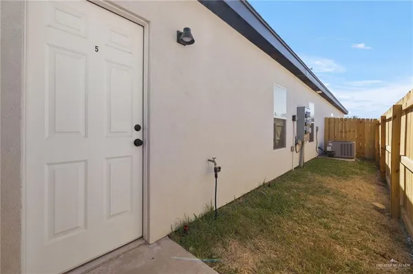 a view of a back yard