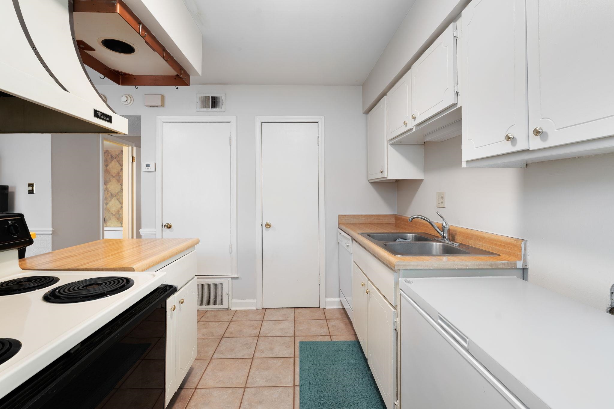 5726 Quince Road, Unit 9 Memphis, TN 38119 - Photo 12 of 21 a kitchen that has a sink and a stove