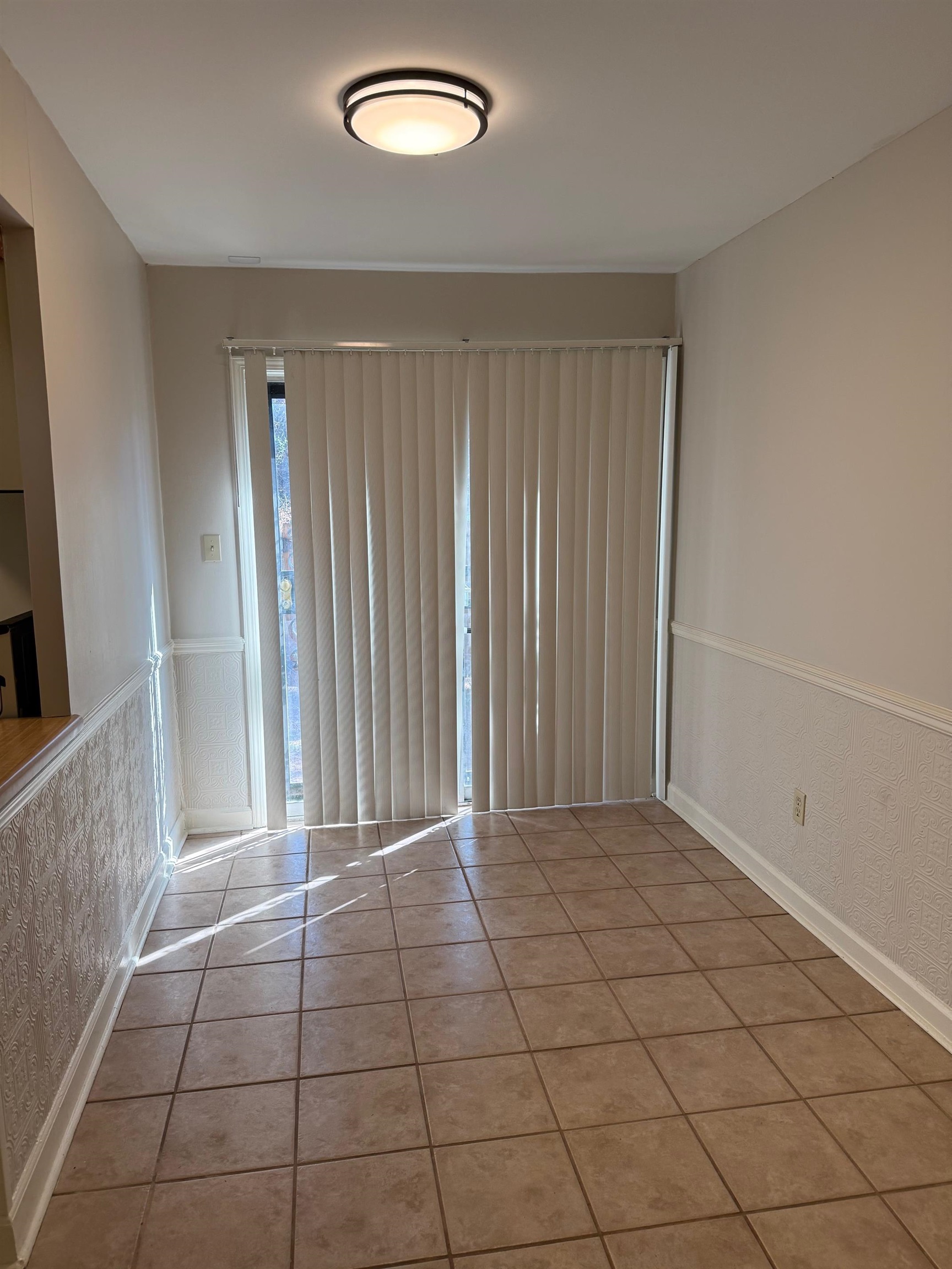 5726 Quince Road, Unit 9 Memphis, TN 38119 - Photo 9 of 21 an empty room with windows