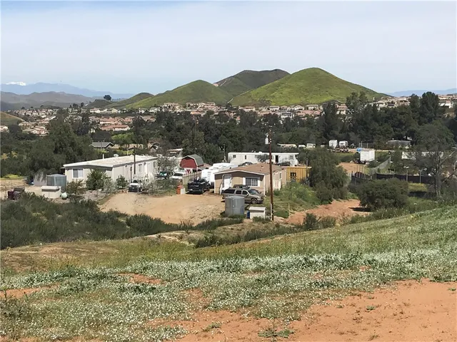 a view of a dry yard