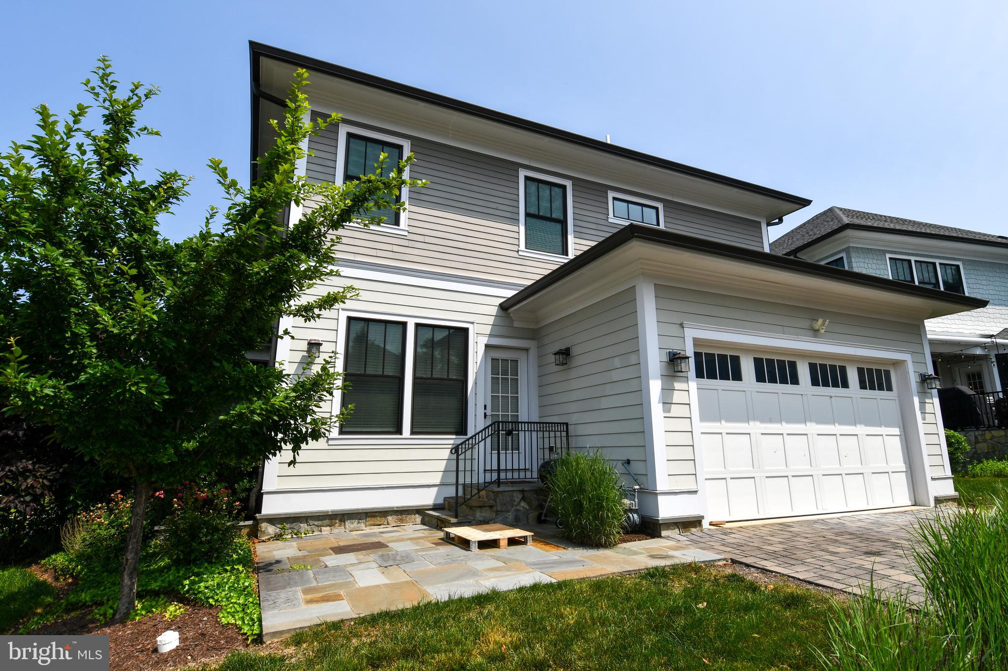 497 North Abingdon Street Arlington, VA 22203 - Photo 61 of 64 a front view of a house with a yard