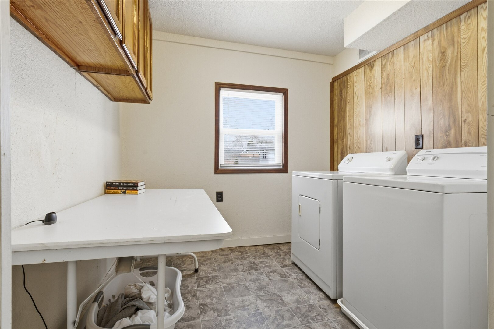 603 West Chestnut Street Bloomington, IL 61701 - Photo 22 of 24 a room with a table and chairs