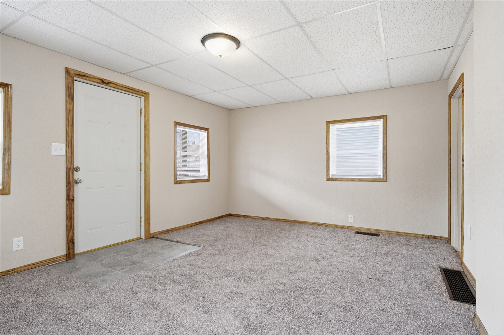 603 West Chestnut Street Bloomington, IL 61701 - Photo 3 of 24 an empty room with windows