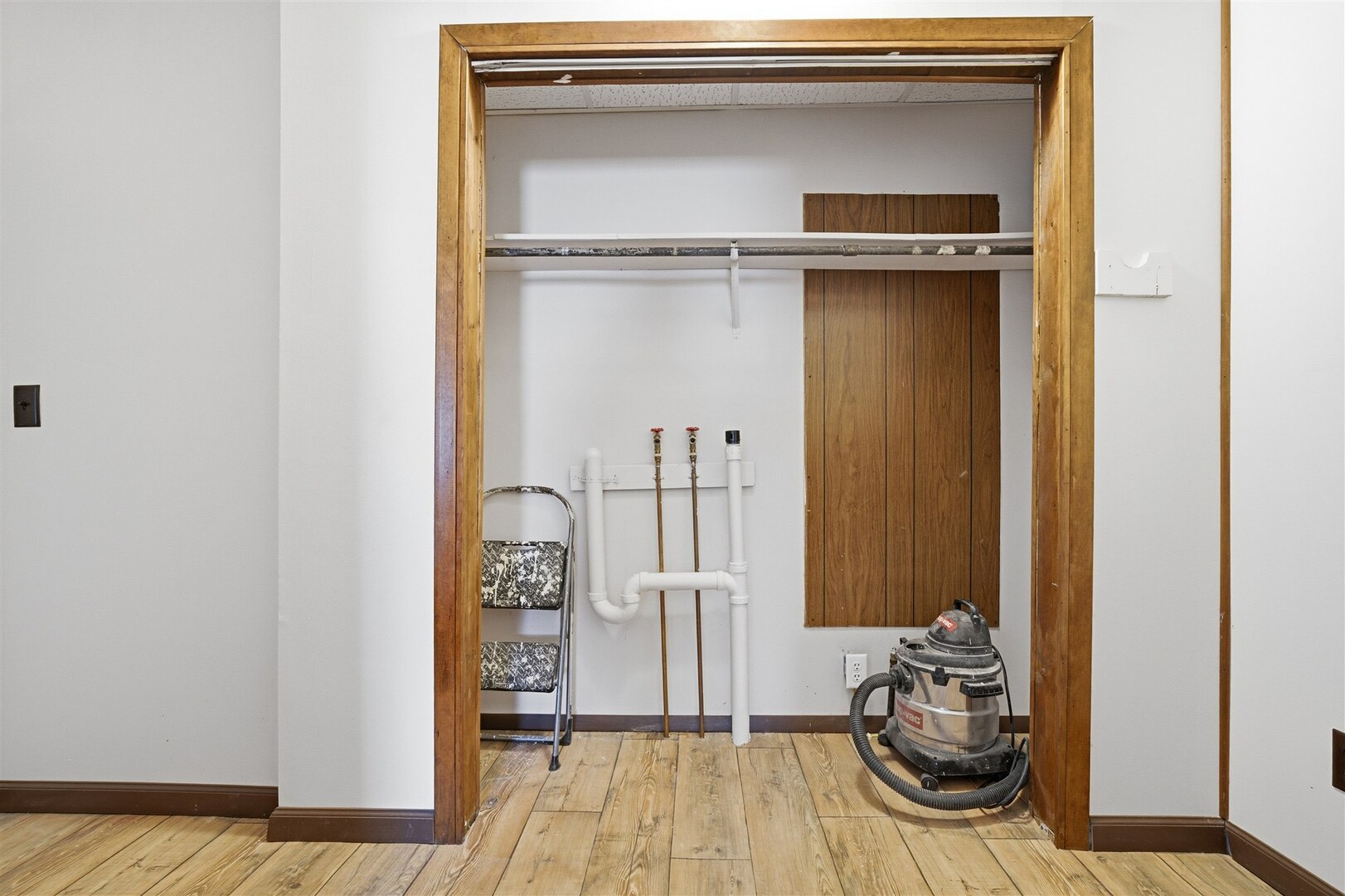 603 West Chestnut Street Bloomington, IL 61701 - Photo 8 of 24 a view of small space with wooden floor