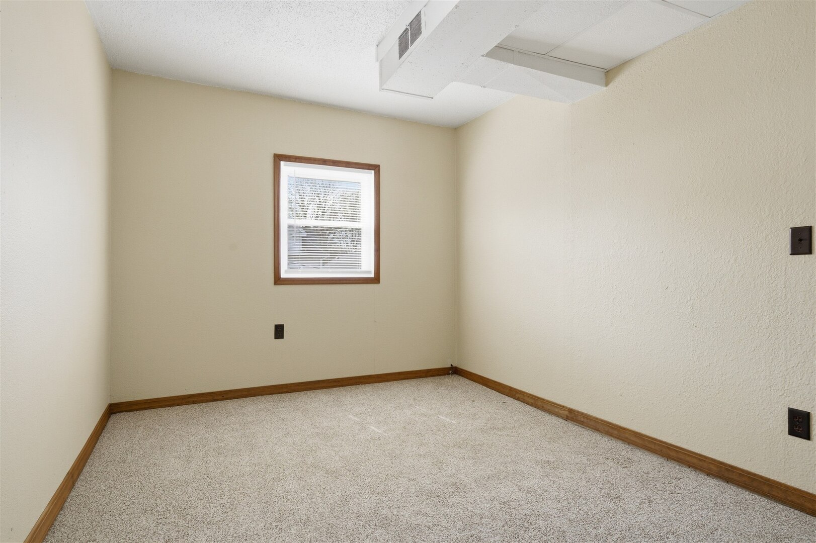 603 West Chestnut Street Bloomington, IL 61701 - Photo 9 of 24 an empty room with a window
