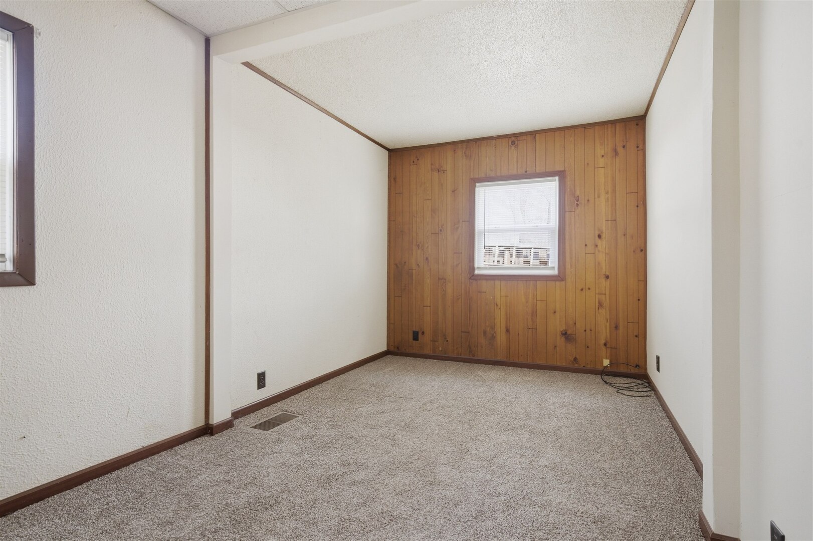 603 West Chestnut Street Bloomington, IL 61701 - Photo 10 of 24 an empty room with a window