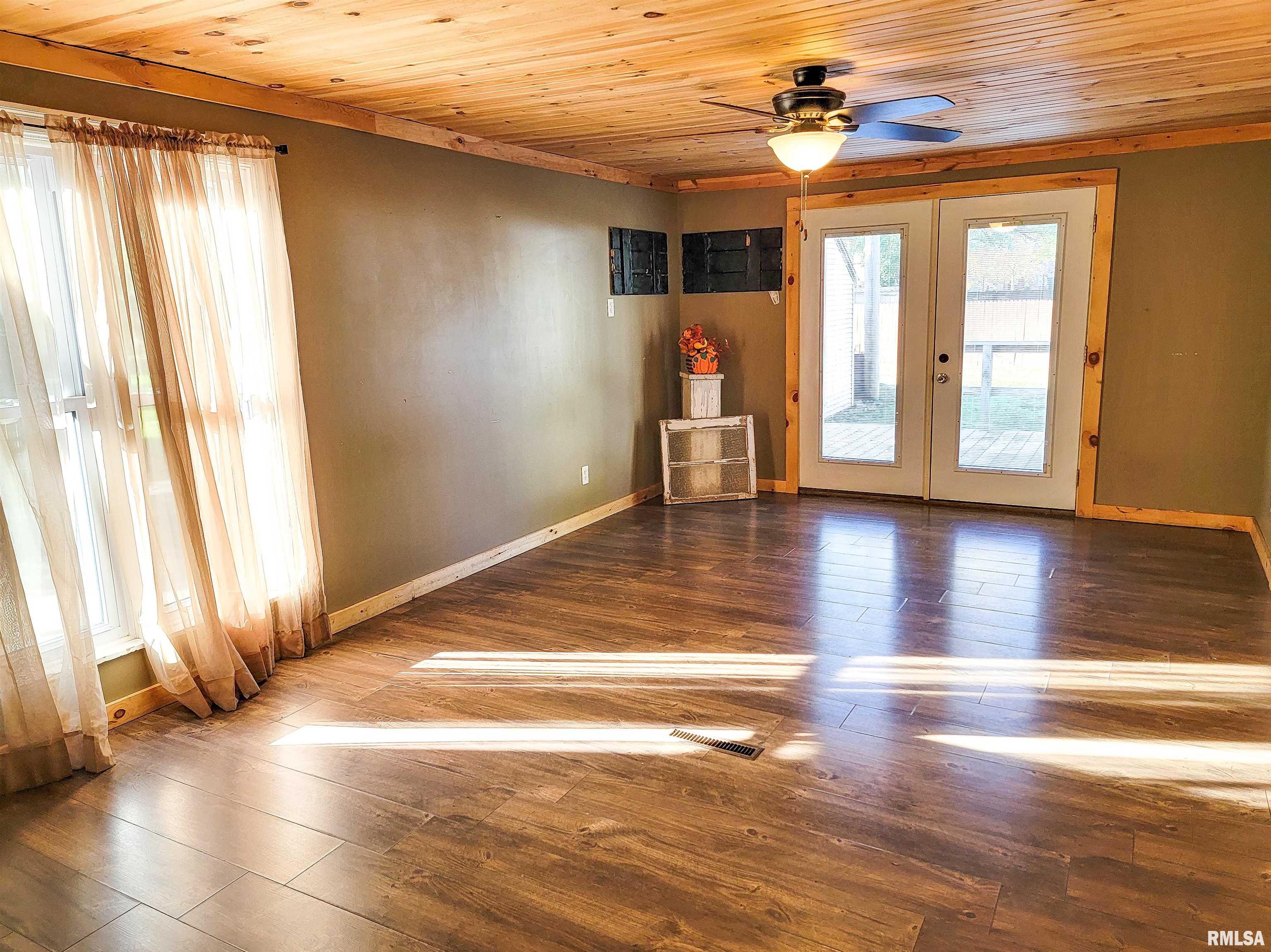 327 East 7th Street Flora, IL 62839 - Photo 5 of 72 Gallery Image 5