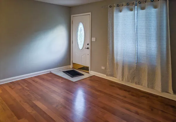 $2,800 | 824 Minnesota Circle, Carol Stream, IL 60188
