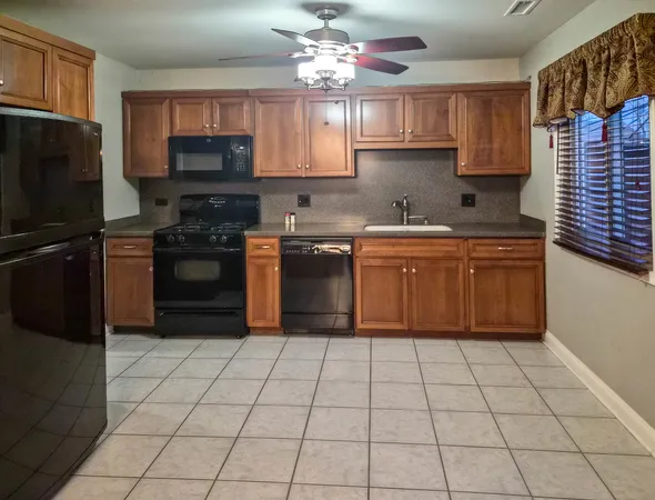 $2,800 | 824 Minnesota Circle, Carol Stream, IL 60188