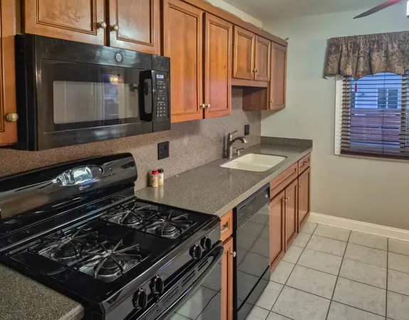 $2,800 | 824 Minnesota Circle, Carol Stream, IL 60188
