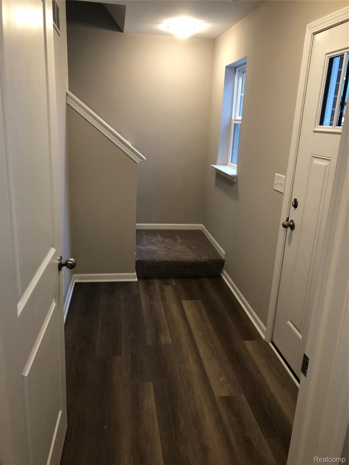 2500 Normandy Road, Unit 58 Royal Oak, MI 48073 - Photo 5 of 25 Foyer- entry level unit 58