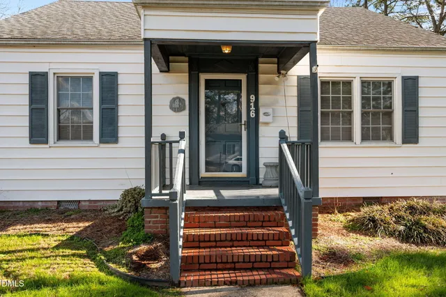 a view of house with yard