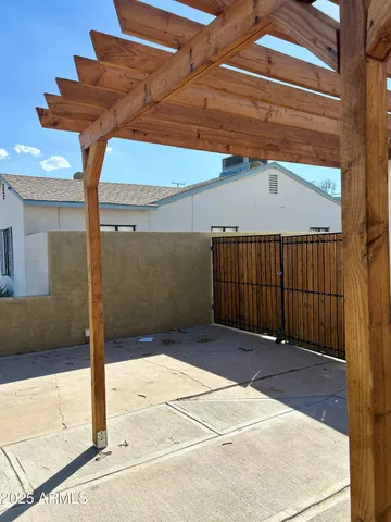 a view of a backyard