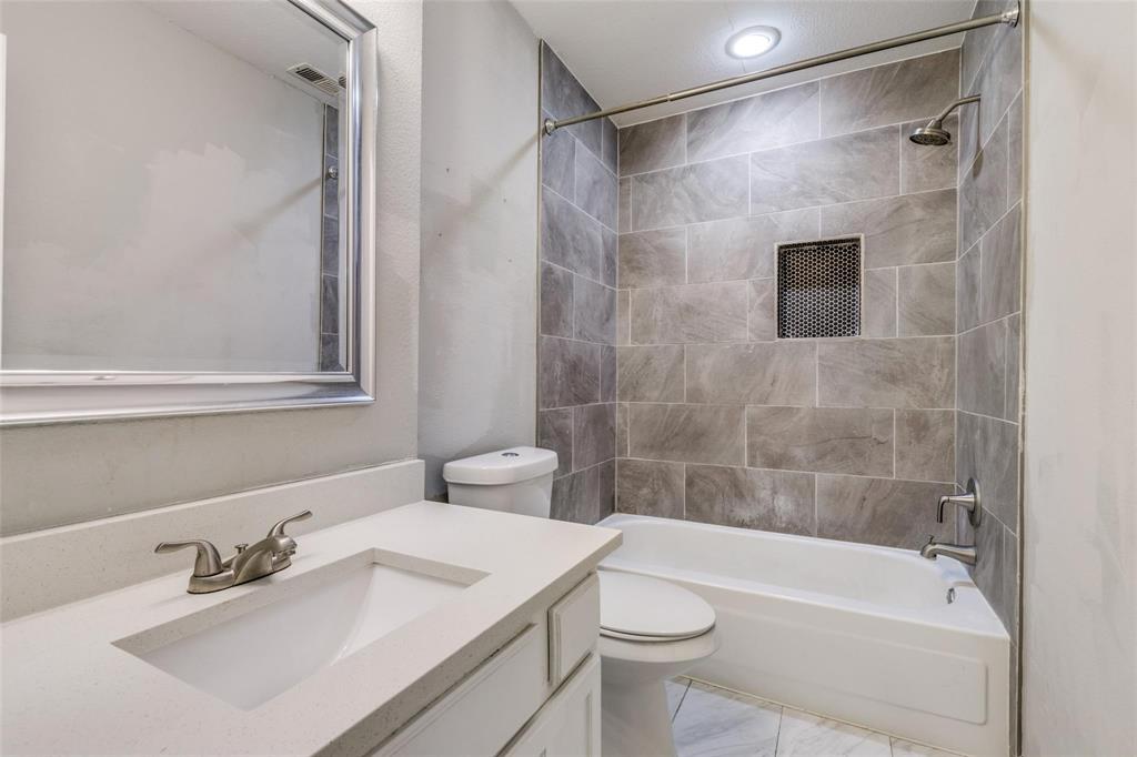 701 Kipling Drive Plano, TX 75023 - Photo 20 of 24 a bathroom with a sink mirror toilet and bathtub