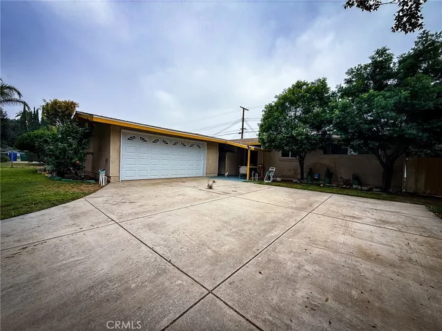 a front view of house with garage and yard