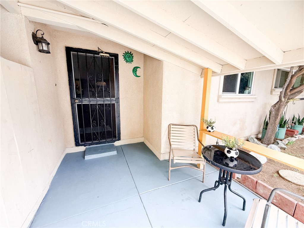 6712 La Jolla Drive Riverside, CA 92504 - Photo 4 of 29 a view of a livingroom with furniture and a window