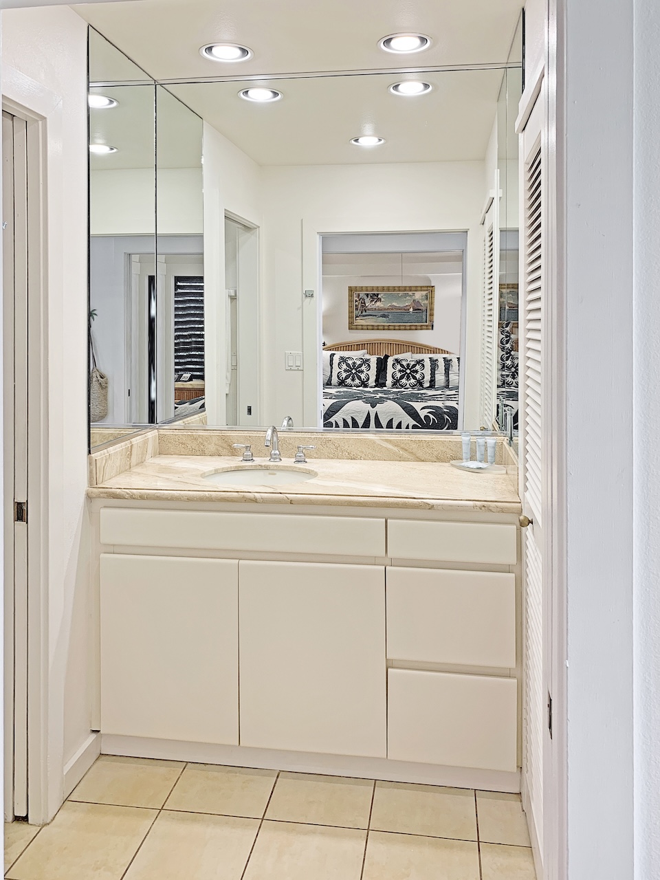 2253 Poipu Road, Unit 28 Koloa, HI 96756 - Photo 14 of 26 a bathroom with a sink and a mirror