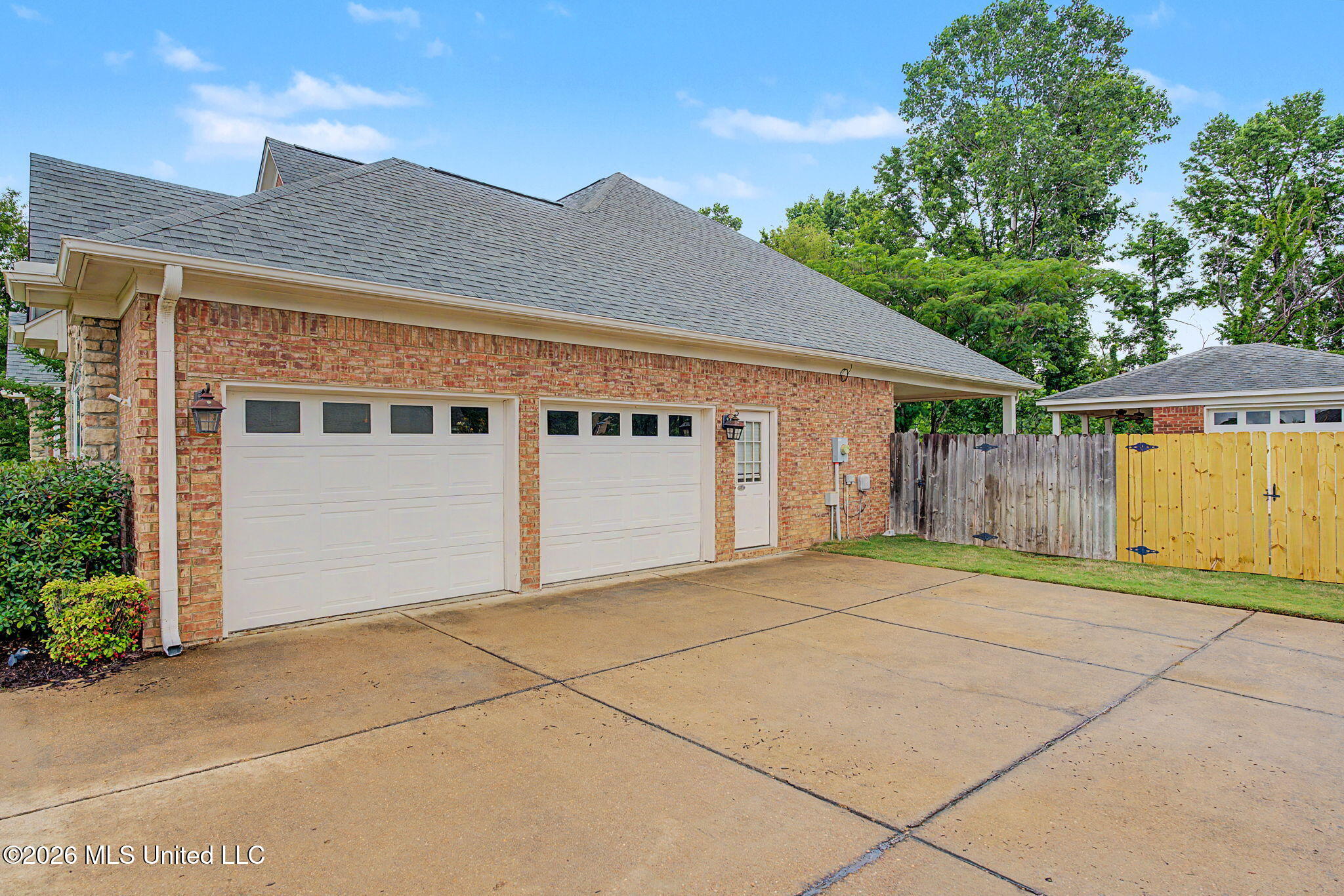 704 Shadow View Drive Hernando, MS 38632 - Photo 5 of 49 2 car garage!