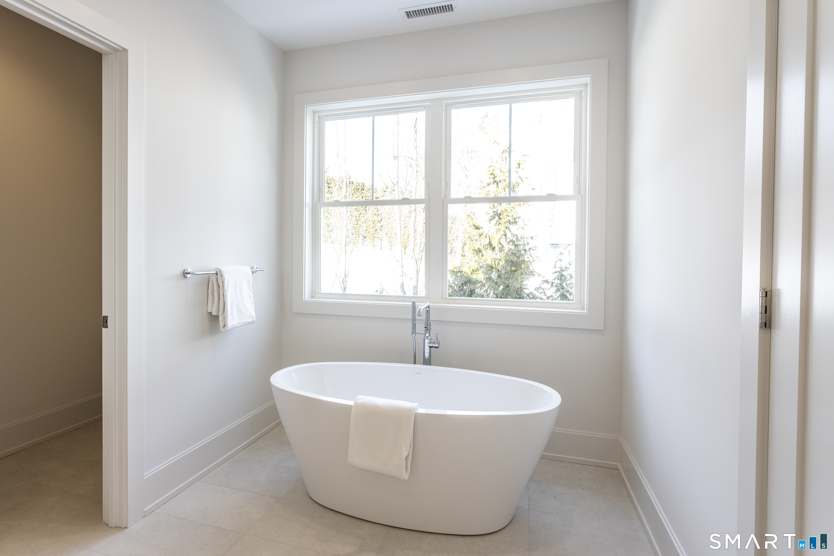 10 Wakenor Road Westport, CT 06880 - Photo 17 of 34 Soaking tub