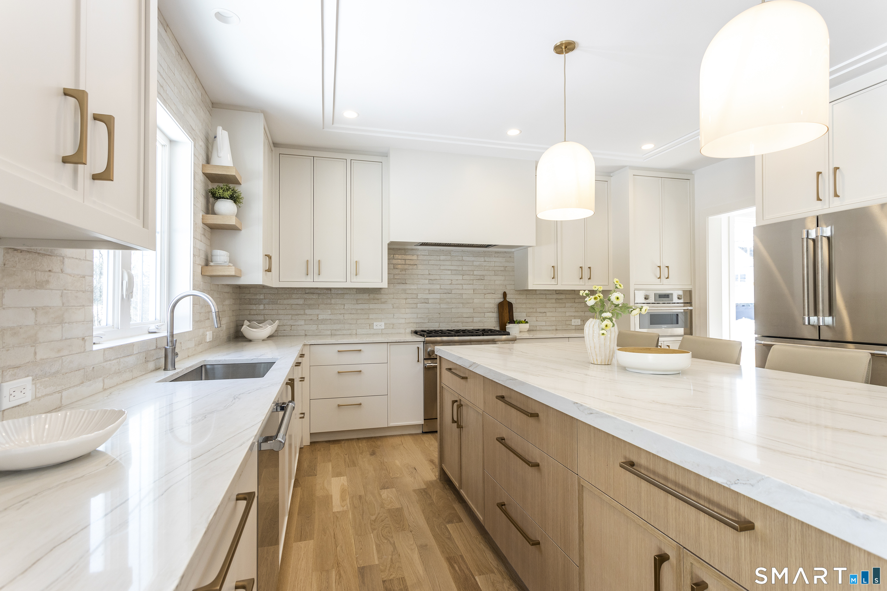 10 Wakenor Road Westport, CT 06880 - Photo 6 of 34 Quartz countertops & tiled backsplash