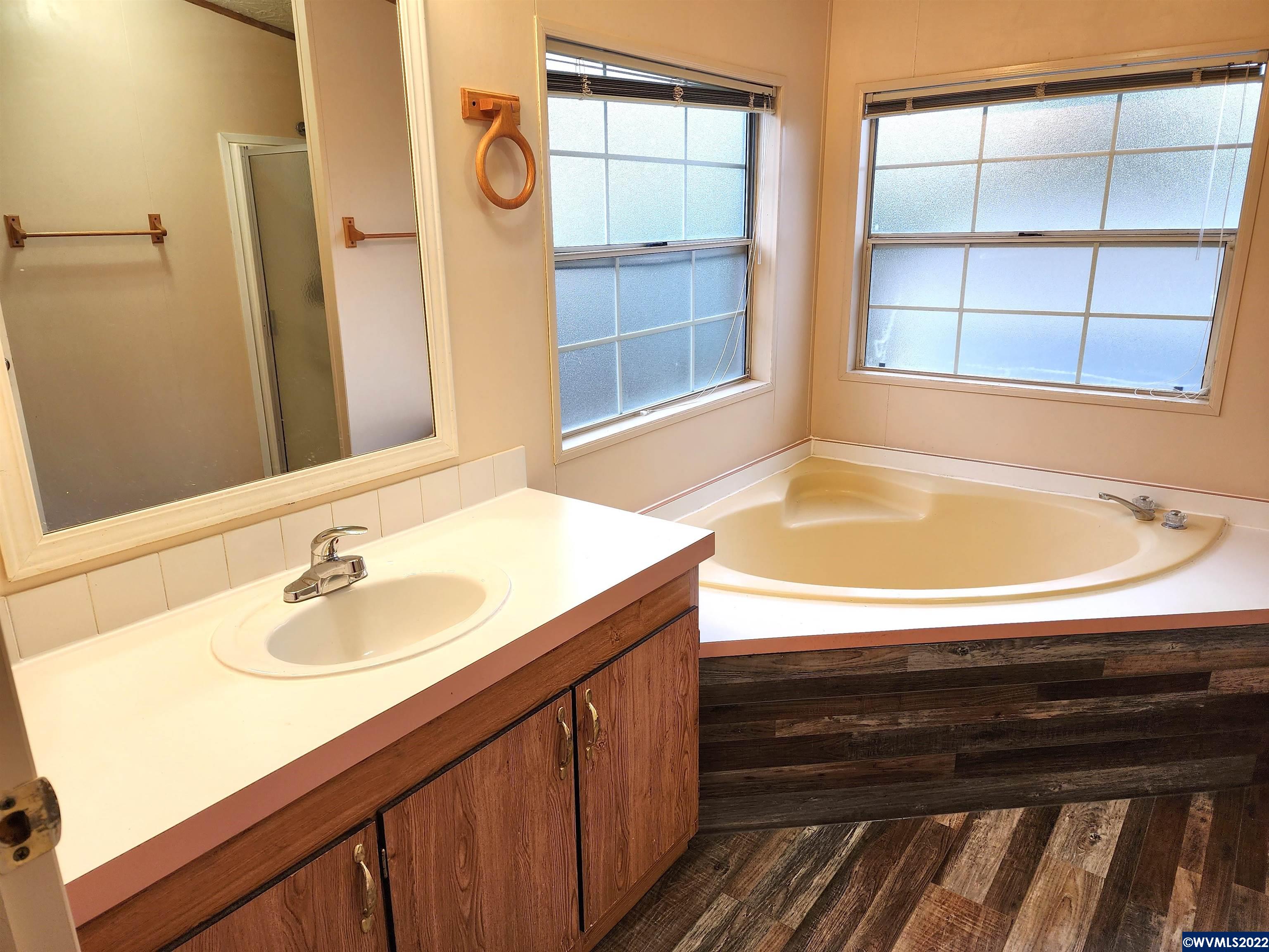 205 Boone Road Southeast, Unit 58 Salem, OR 97306 - Photo 13 of 19 a bathroom with a sink and a bathtub