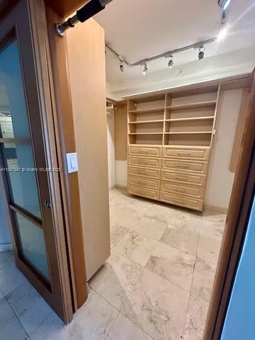 $7,100 | 140 Meridian Avenue, Unit 315, Miami Beach, FL 33139