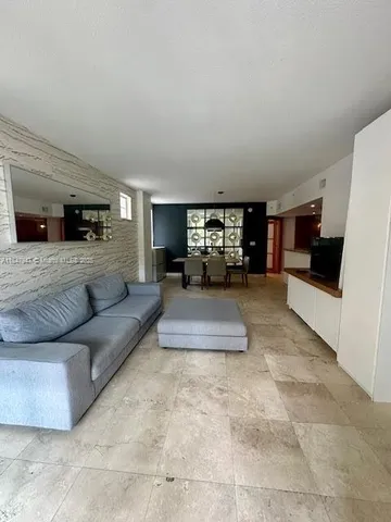 $7,100 | 140 Meridian Avenue, Unit 315, Miami Beach, FL 33139