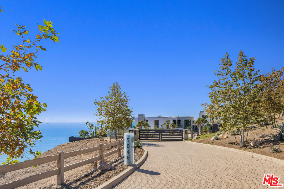 5046 Carbon Beach Terrace Malibu, CA 90265 - Photo 3 of 75