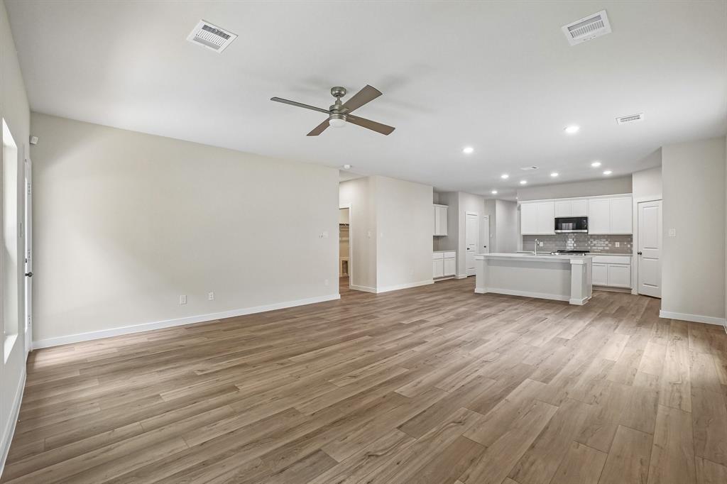369 Declan Street Springtown, TX 76082 - Photo 9 of 37