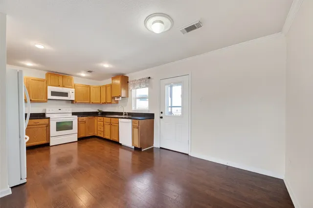 $275,000 | 11 Highland Drive, Bayou Vista, TX 77563