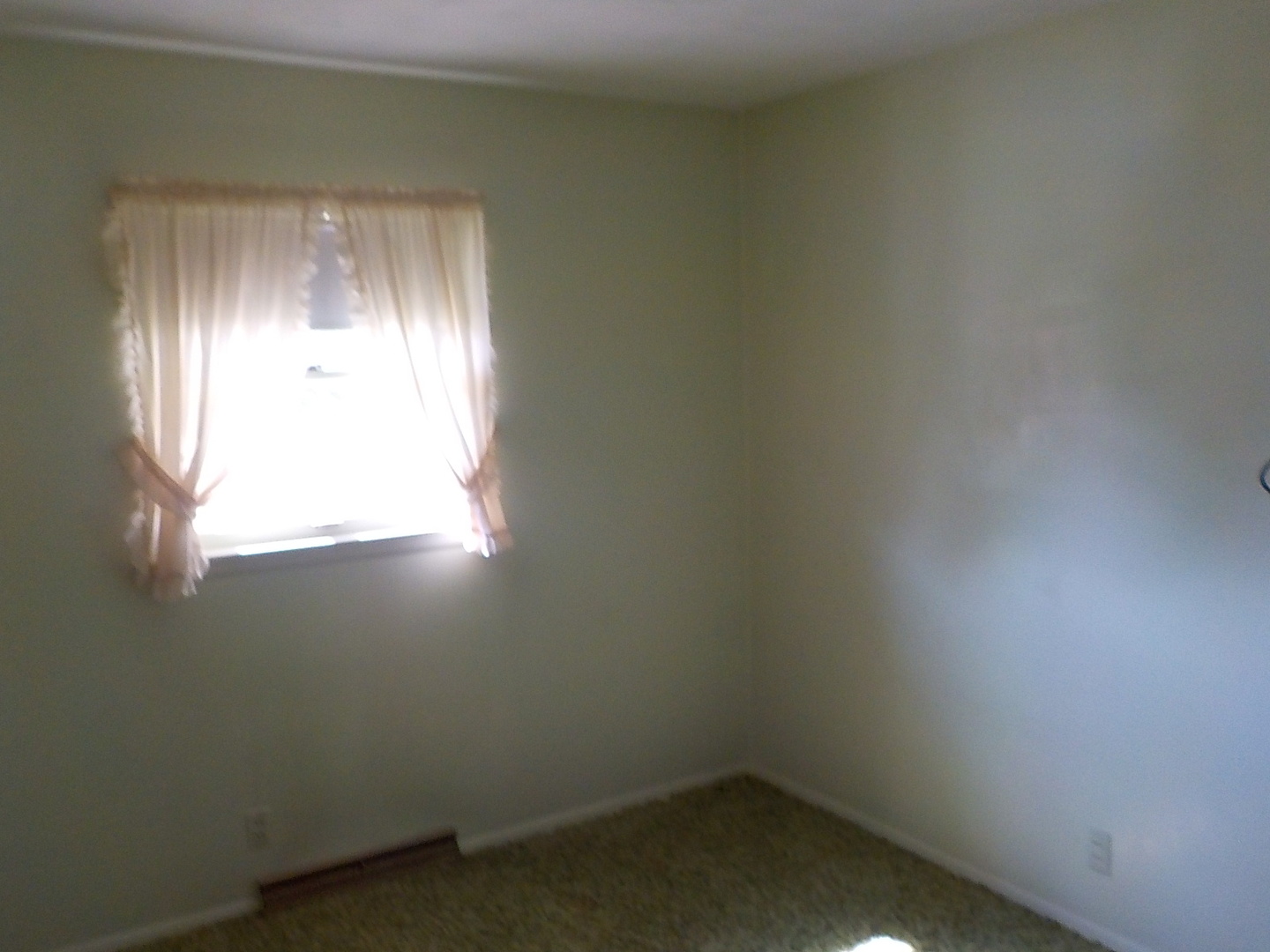 104 Janet Avenue Rochelle, IL 61068 - Photo 7 of 14 an empty room with a window
