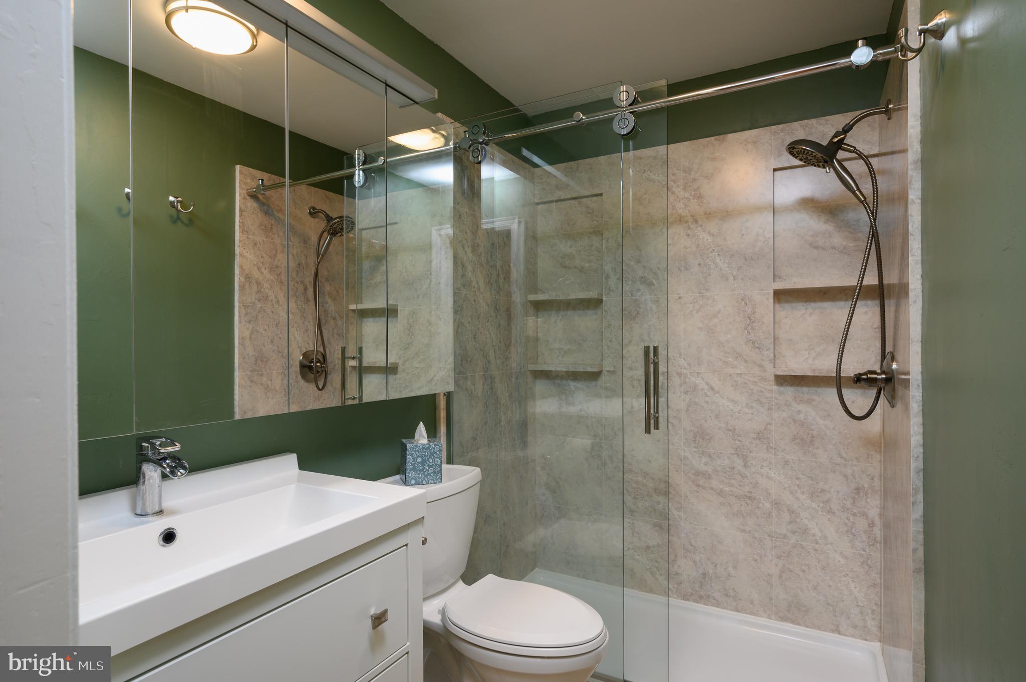 8 Rex Avenue, Unit 5 Philadelphia, PA 19118 - Photo 22 of 27 Primary Bathroom