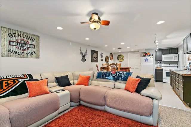 $499,999 | 502 Vernon Drive, Oswego, IL 60543