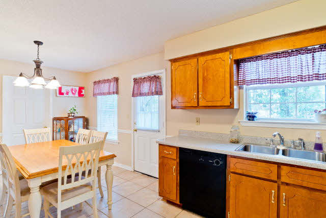 402 Oakleigh Circle Foley, AL 36535 - Photo 14 of 17 Eat in kitchen