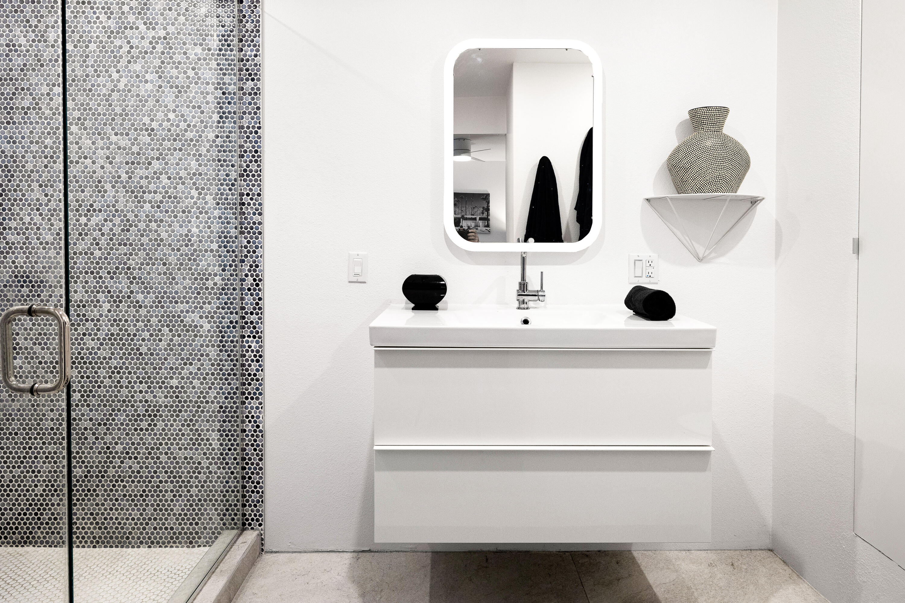 250 East Via Escuela, Unit G Palm Springs, CA 92262 - Photo 14 of 25 a bathroom with a sink and a mirror