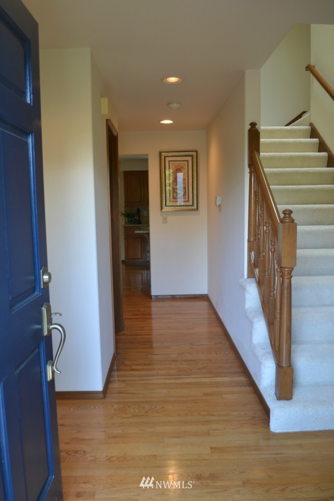 9126 Northeast 151st Street Bothell, WA 98011 - Photo 3 of 24 Gallery Image 3