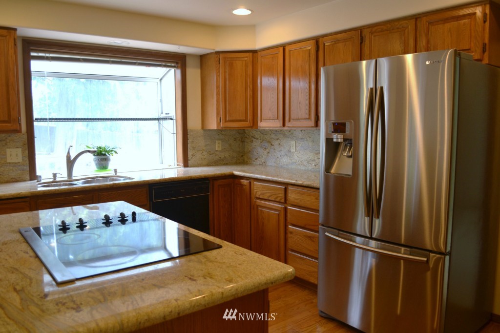 9126 Northeast 151st Street Bothell, WA 98011 - Photo 5 of 24 Gallery Image 5