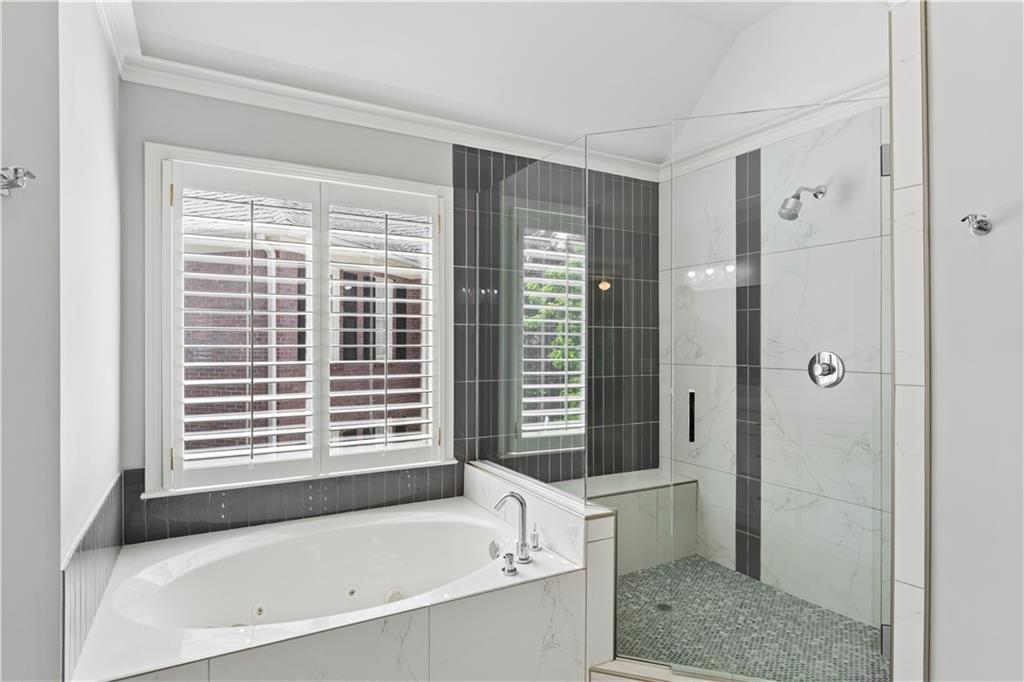 520 Redding View Court Northwest Sandy Springs, GA 30328 - Photo 15 of 27 a bathroom with bathtub next to a window
