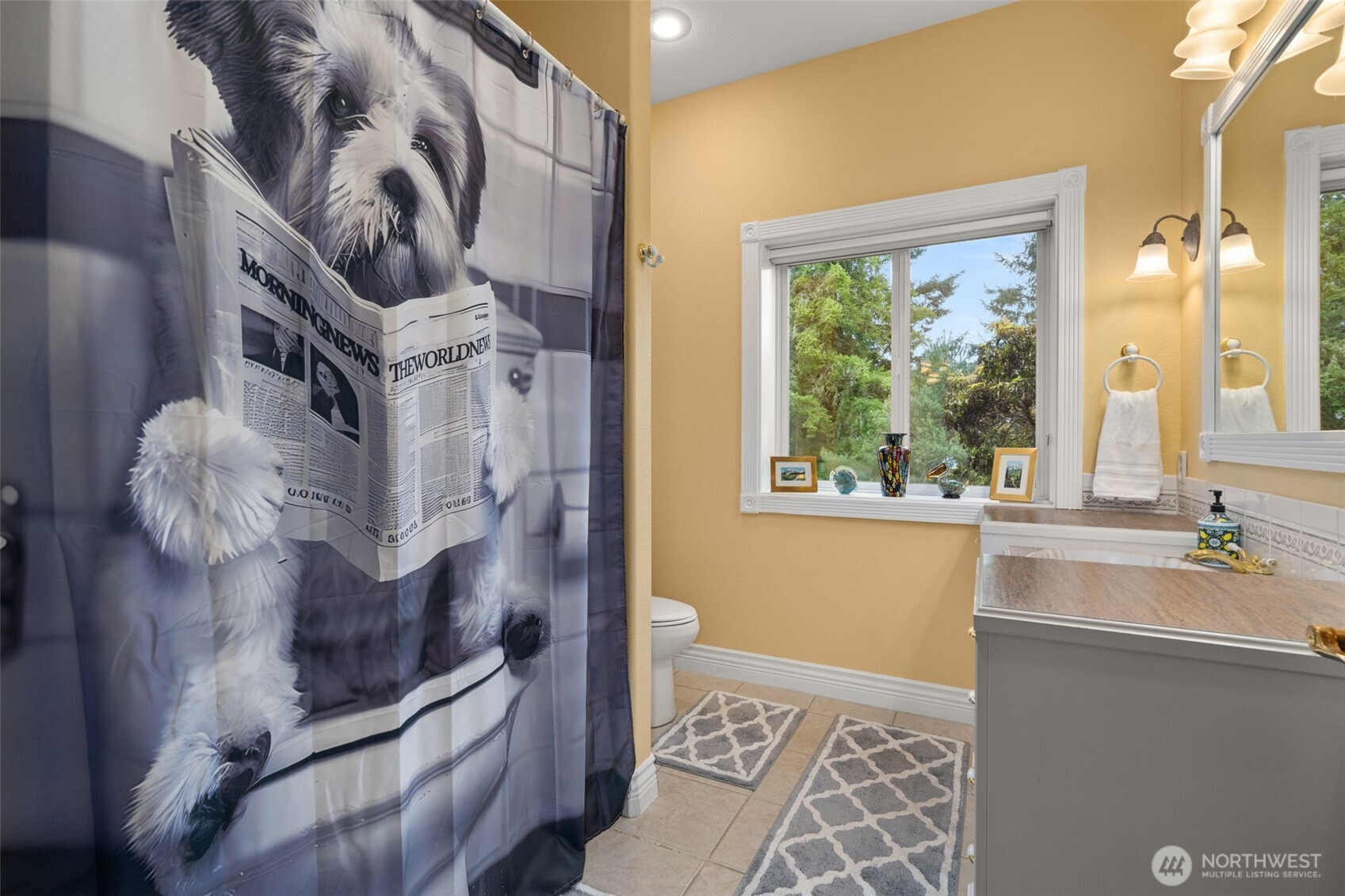 2599 Seminary Hill Road Centralia, WA 98531 - Photo 14 of 40 a bathroom with a bathtub sink and mirror