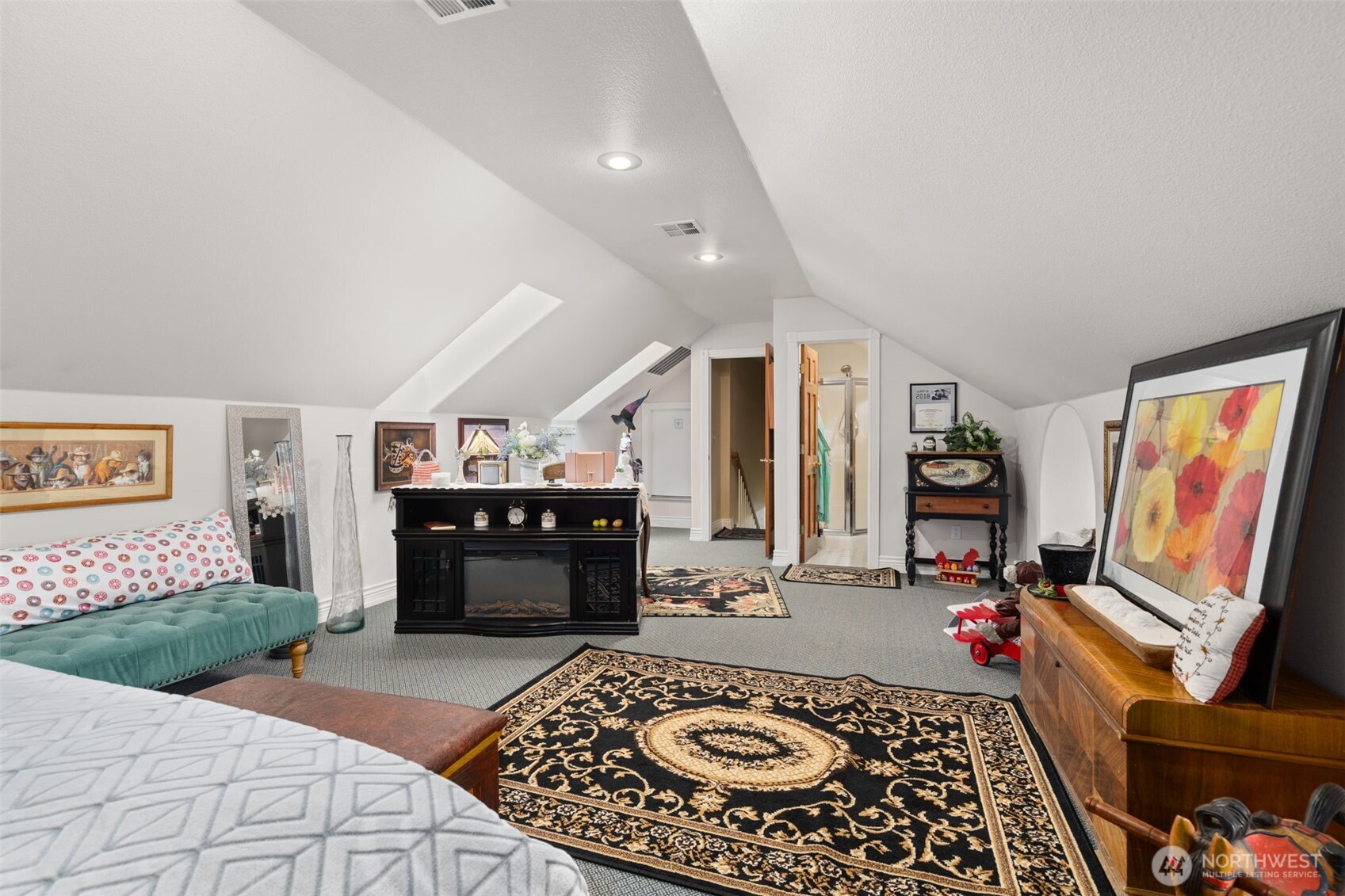 2599 Seminary Hill Road Centralia, WA 98531 - Photo 18 of 40 a living room with furniture