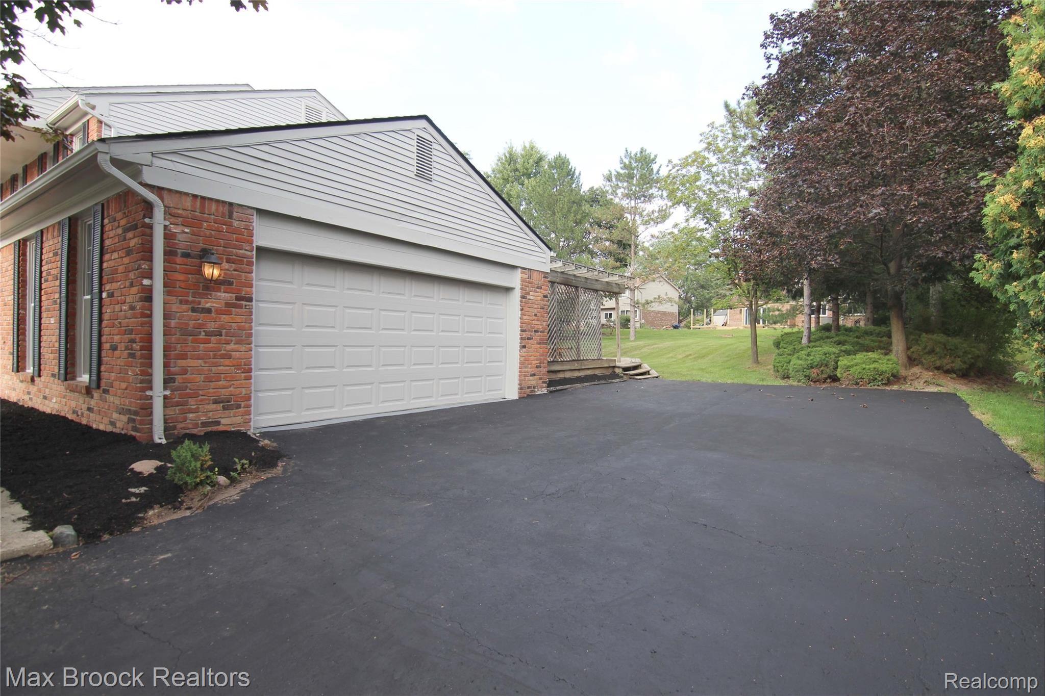 37206 Chesapeake Road Farmington, MI 48335 - Photo 26 of 31 Side Entry Garage
