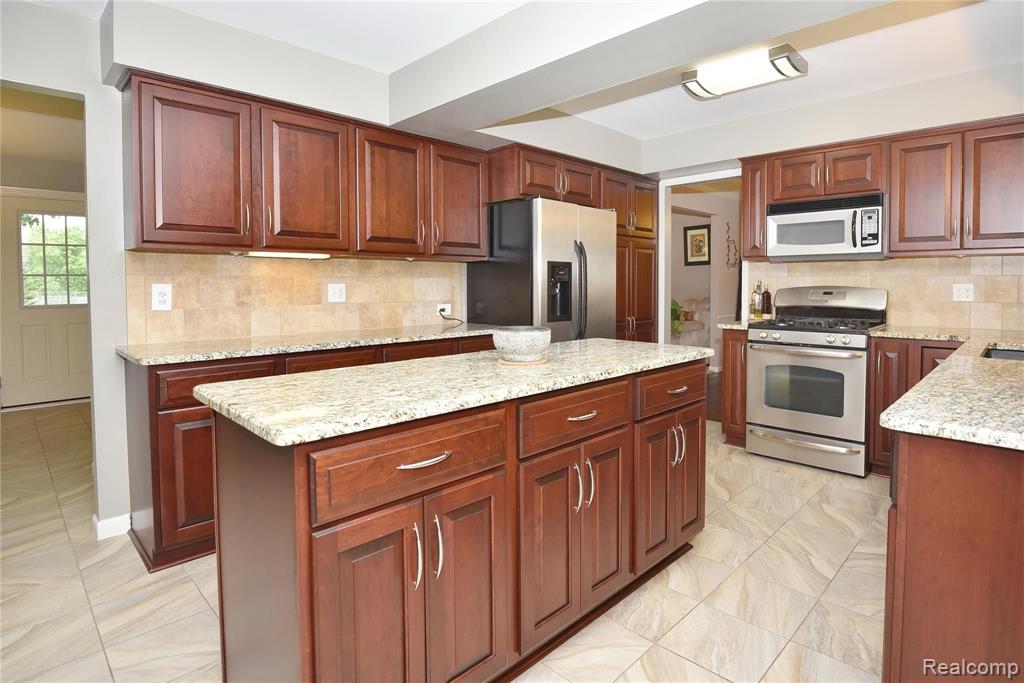 6937 Beach Road Troy, MI 48098 - Photo 12 of 39