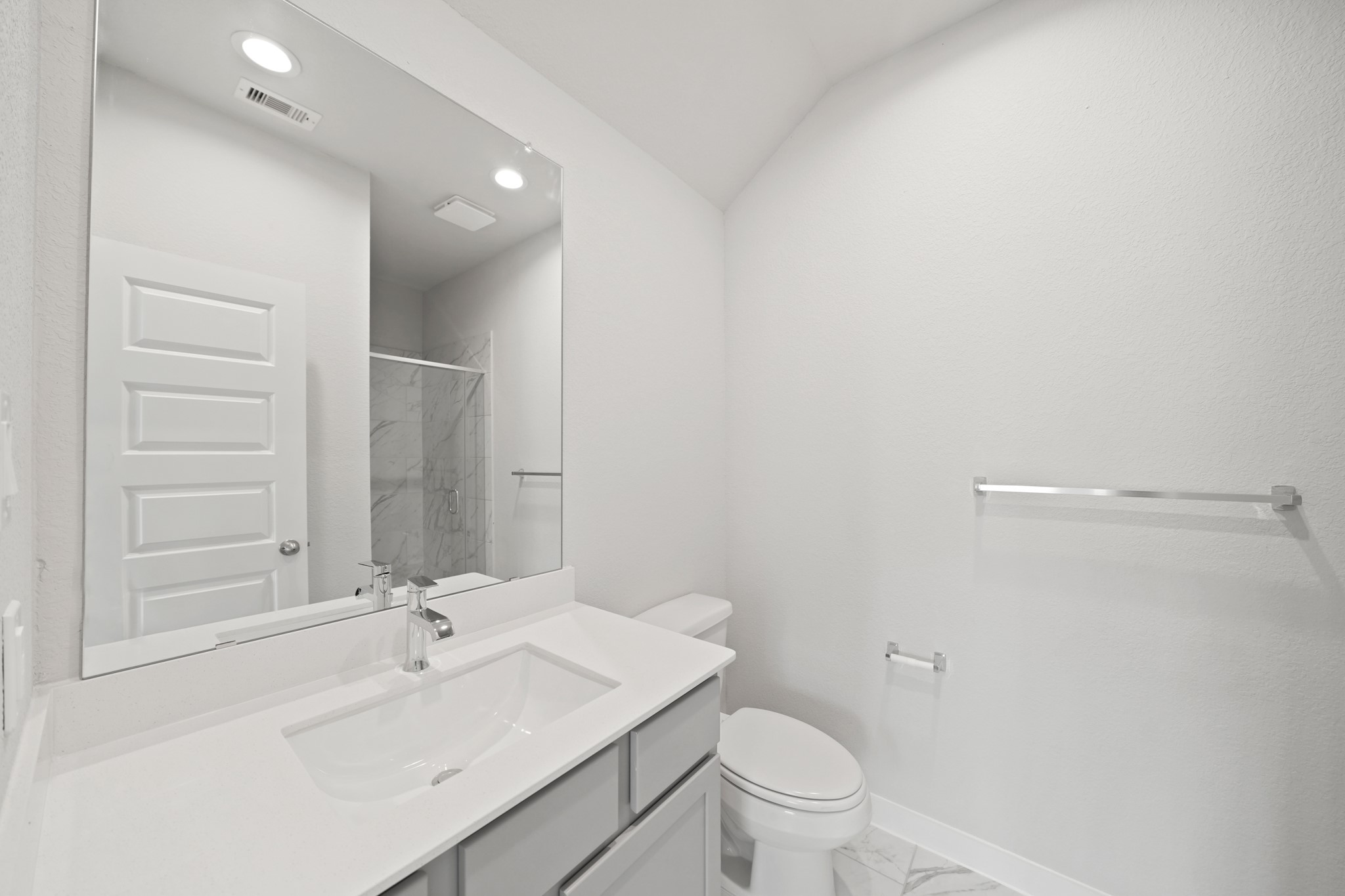 3106 Boulder Ridge Drive Rosenberg, TX 77471 - Photo 18 of 34 a bathroom with a sink a toilet and shower