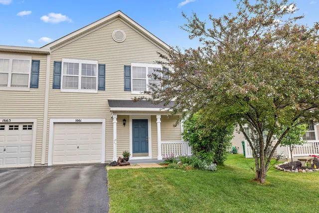 $2,200 | 1661 Cameron Drive, Unit 1661, Hampshire, IL 60140