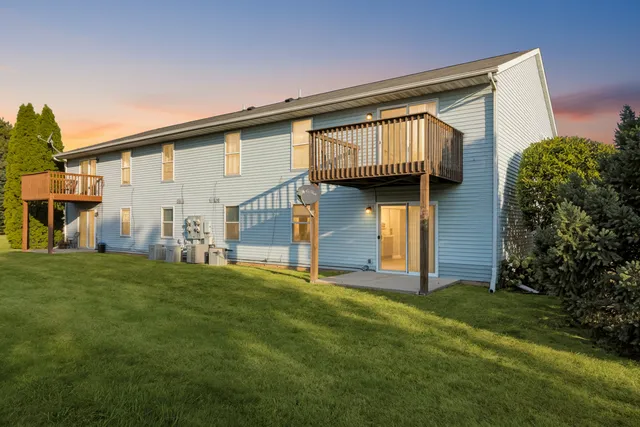 a view of a house with backyard